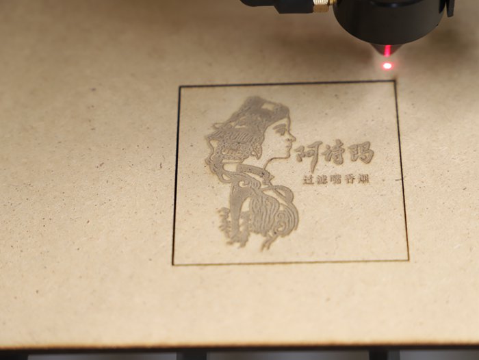 Application de la machine de gravure au laser sur les signes publicitaires